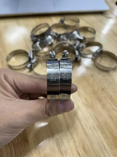 Cổ Dê Vặn Vít Inox 201 Cho Ống Từ 21-44mm